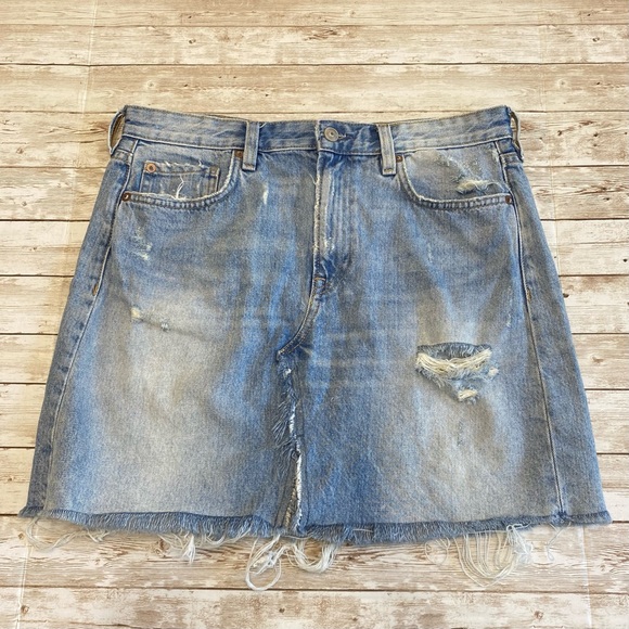 H&M Dresses & Skirts - Y2K H&M Distressed Frayed Hem Mini Denim Skirt w/ Pockets- size 10